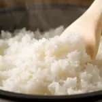 Perbandingan air dan beras adalah kunci untuk memasak nasi yang baik